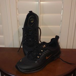 Nike Air Max Axis Sneakers